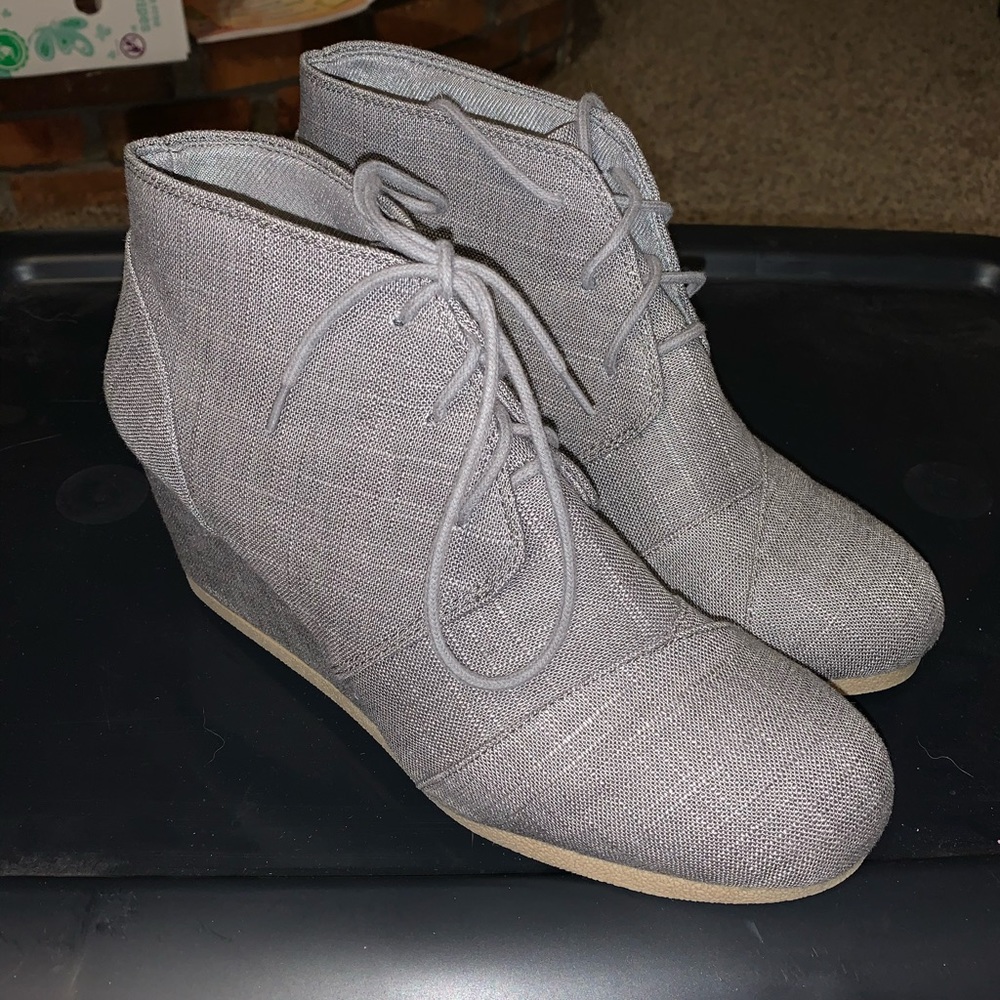 Grey wedges